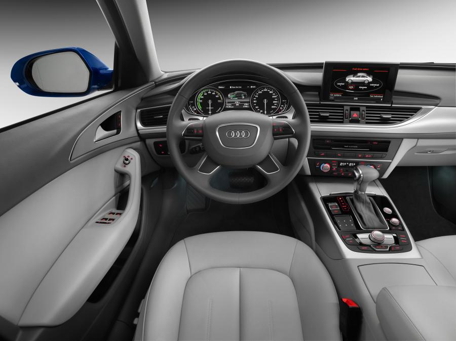 Торпедо Audi A6 L 40 e-tron (4G, C7) 2016 года  (фото 9 из 32)